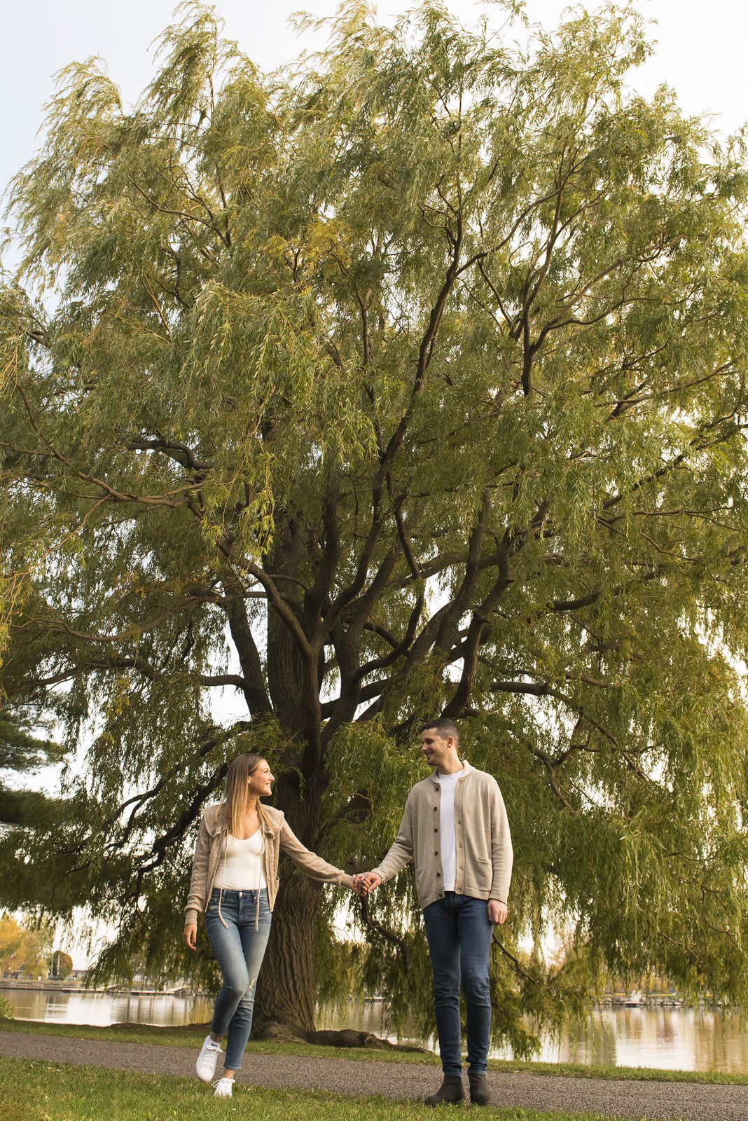 suzy rossdeutscher greg kirstein jeans casual engagement esession prewedding photoshoot shoot tree lachine canal jewish young trendy romantic couple